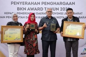 Bupati Kuningan berfoto bersama usai menerima penghargaan BKN Award.
